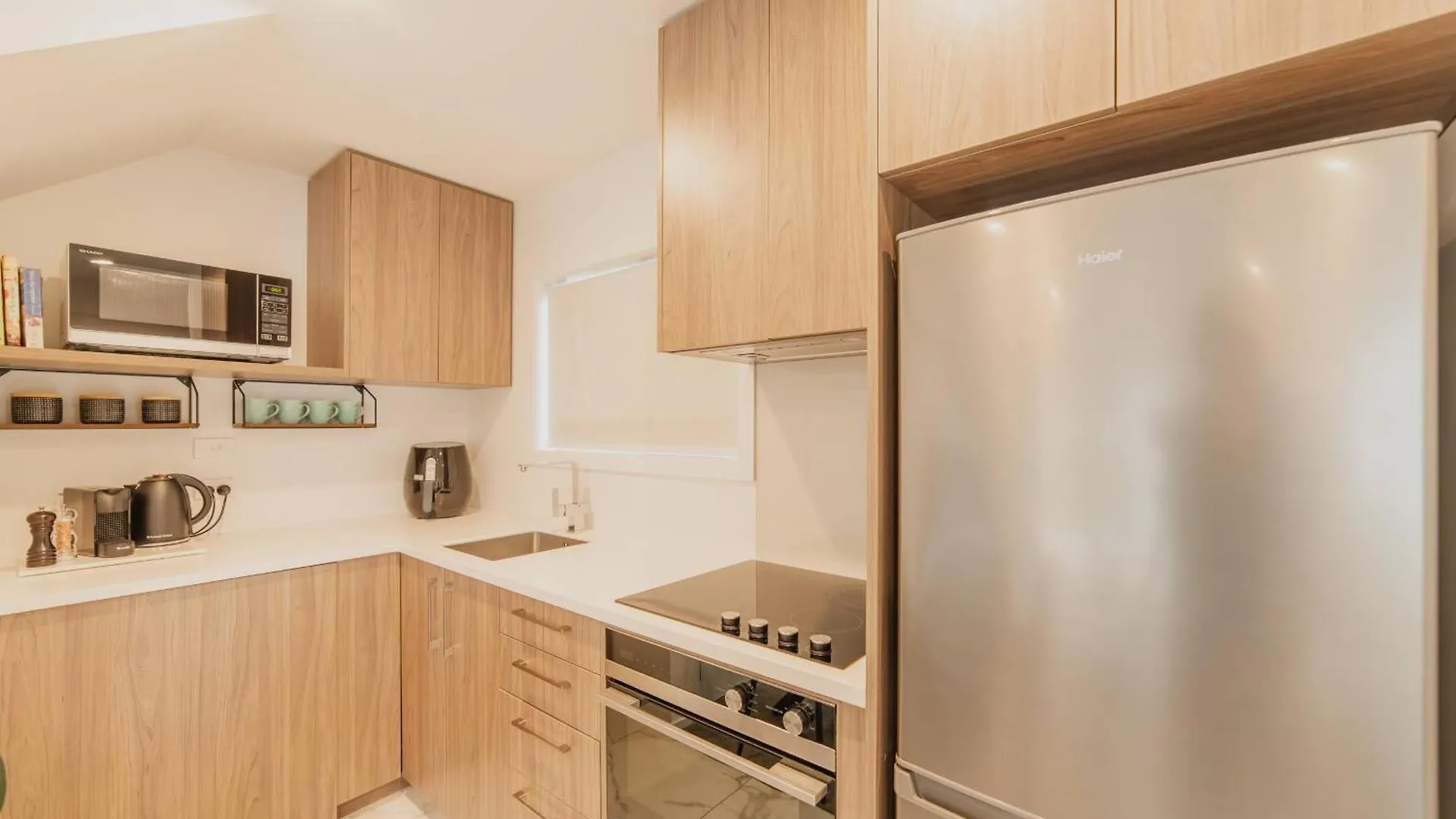 Bright City Base - 1Bed Kitchen Outdoor Space Christchurch Holiday home