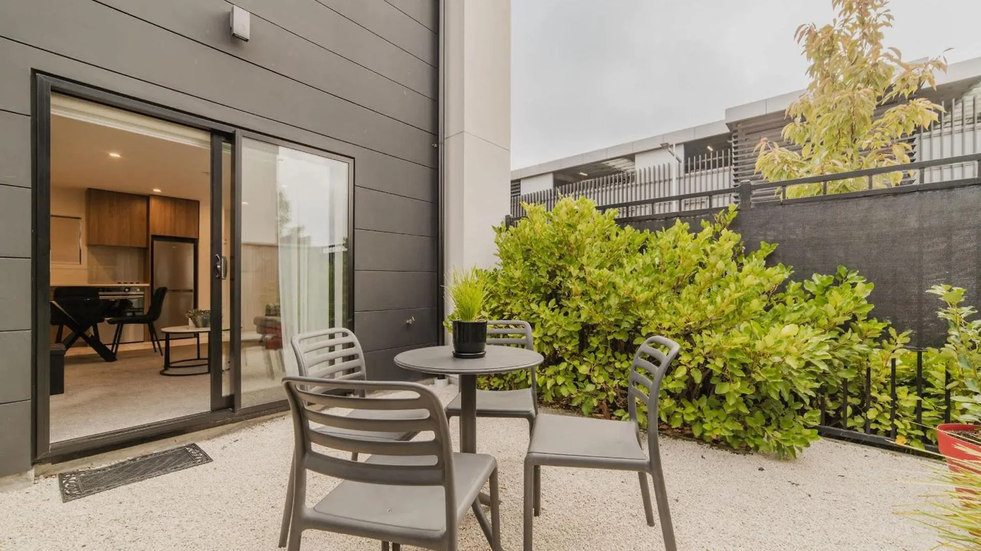 Bright City Base - 1Bed Kitchen Outdoor Space Christchurch New Zealand