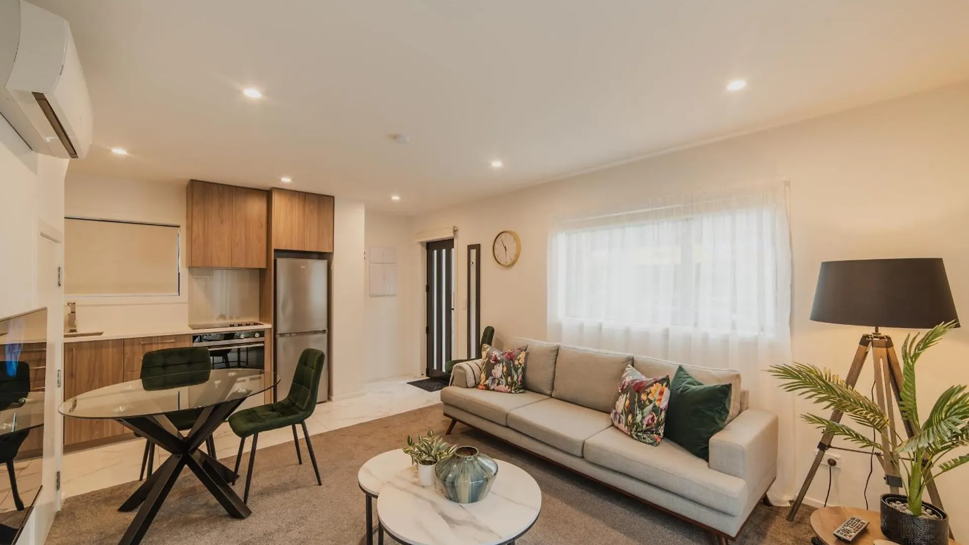 Bright City Base - 1Bed Kitchen Outdoor Space Christchurch Holiday home