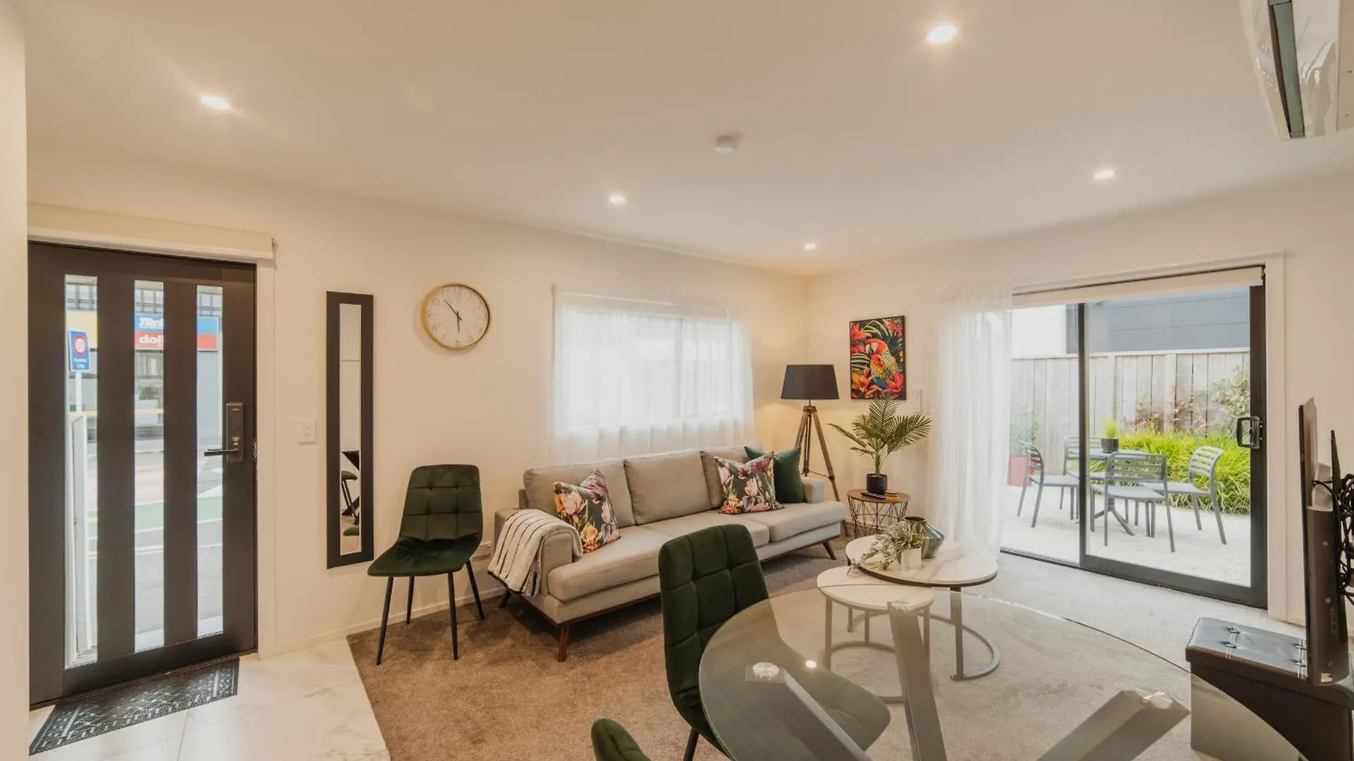 Bright City Base - 1Bed Kitchen Outdoor Space Christchurch