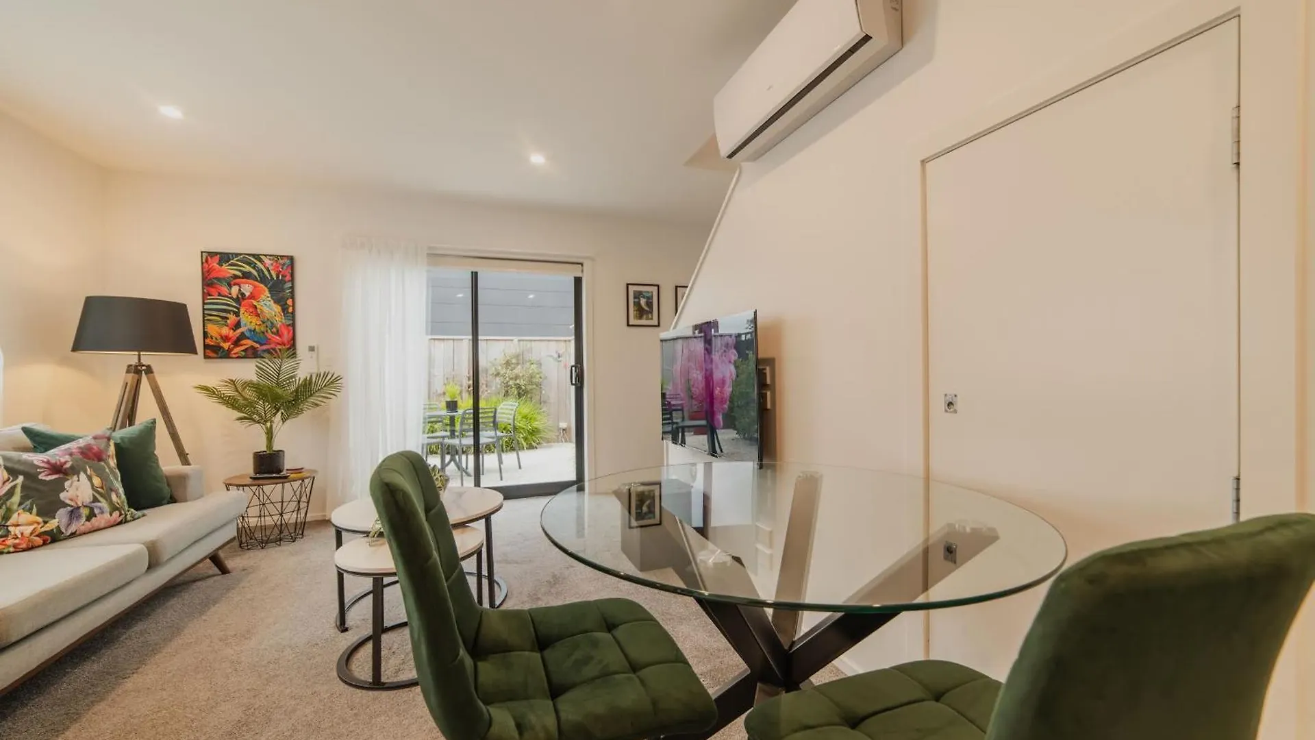 Bright City Base - 1Bed Kitchen Outdoor Space Christchurch Holiday home