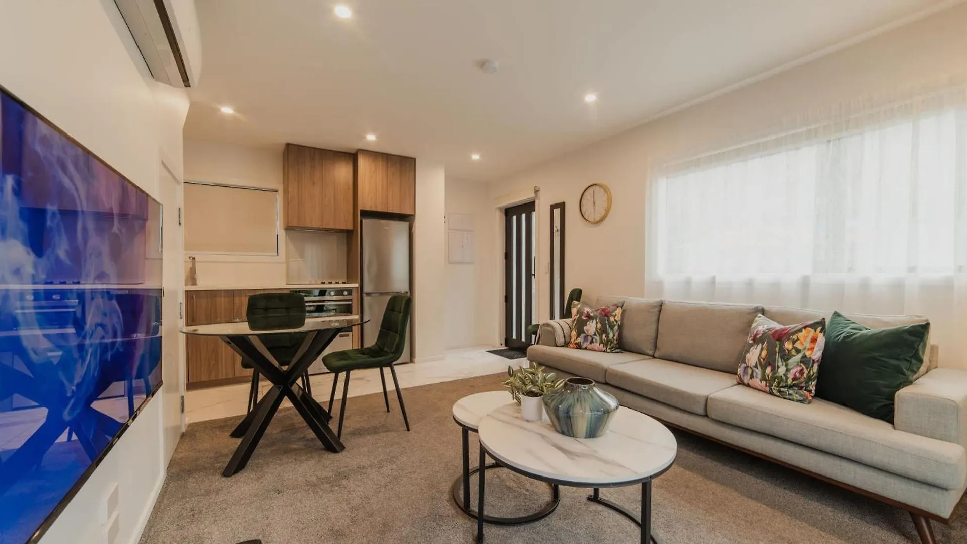 Bright City Base - 1Bed Kitchen Outdoor Space Christchurch Holiday home