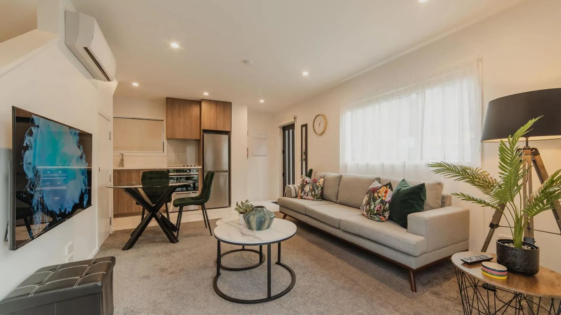 Bright City Base - 1Bed Kitchen Outdoor Space Christchurch