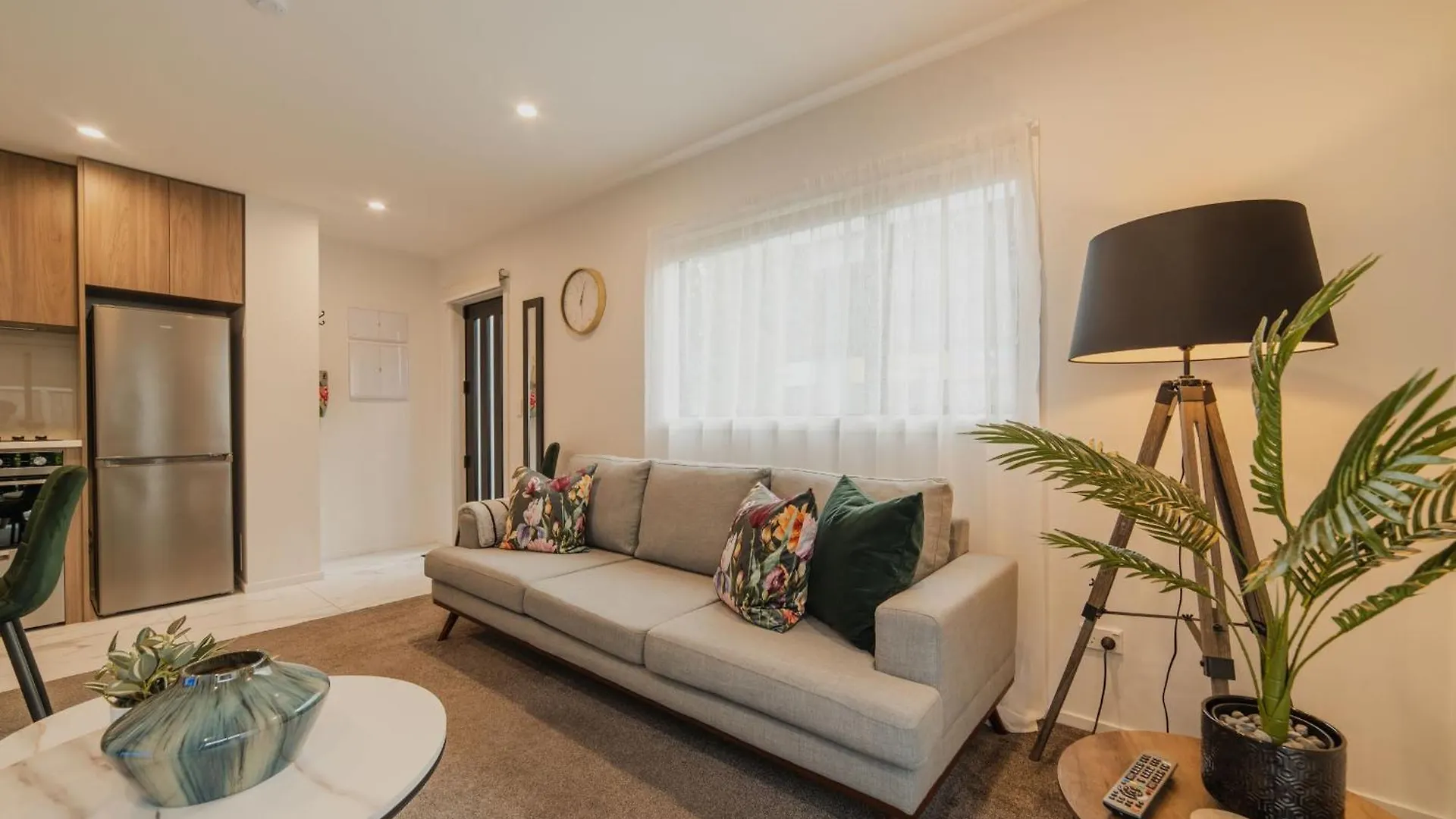 Bright City Base - 1Bed Kitchen Outdoor Space Christchurch