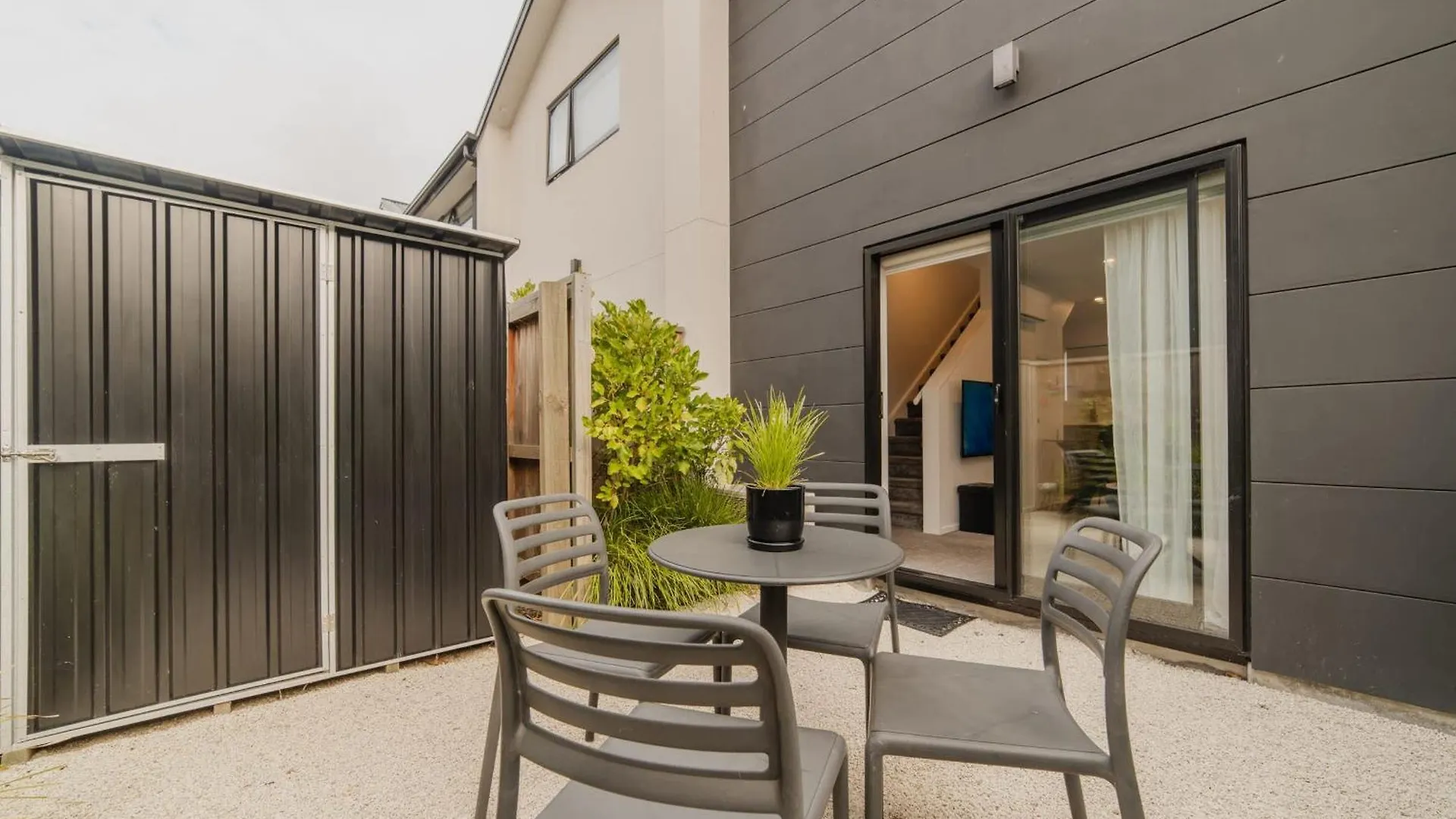 Bright City Base - 1Bed Kitchen Outdoor Space Christchurch New Zealand
