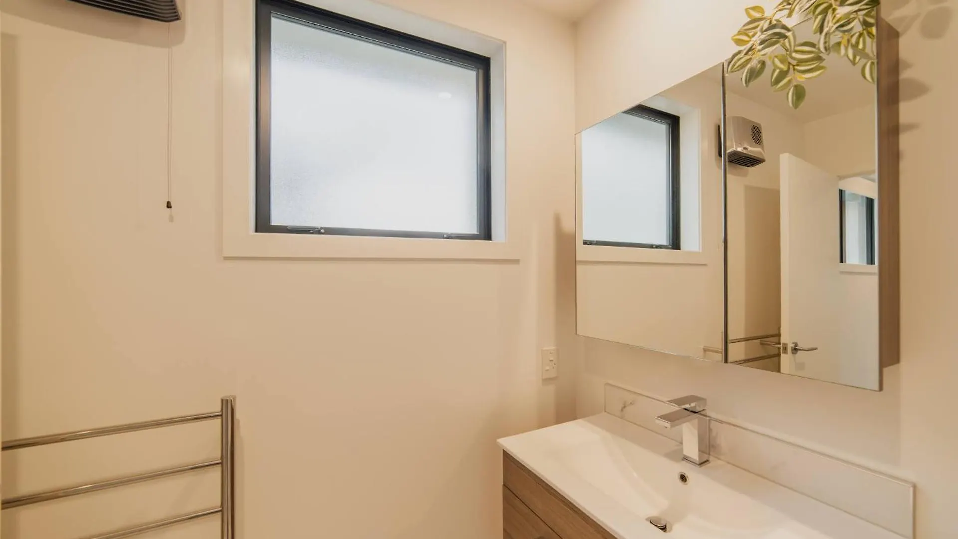 Bright City Base - 1Bed Kitchen Outdoor Space Christchurch 0*,  New Zealand