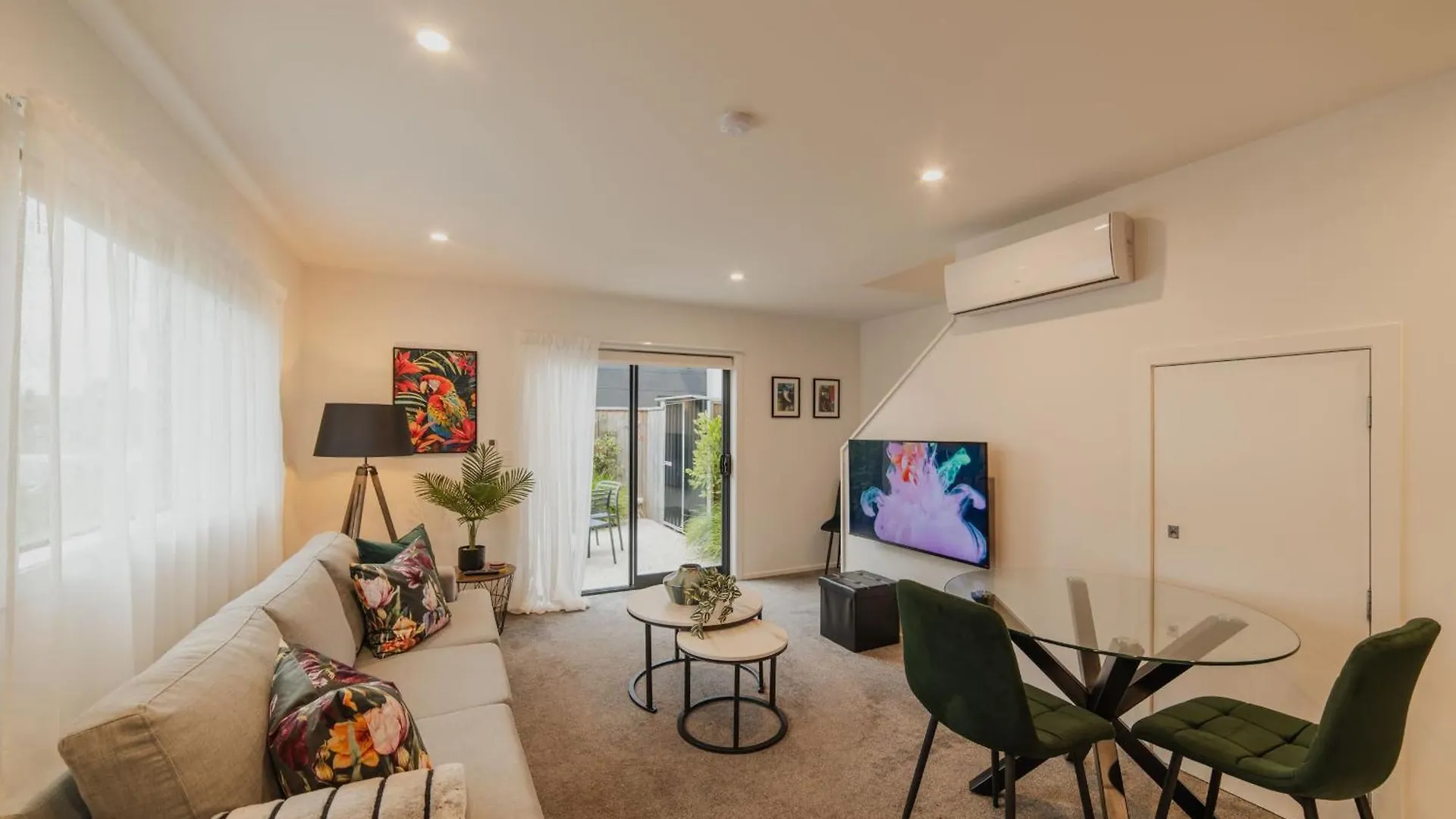 Bright City Base - 1Bed Kitchen Outdoor Space Christchurch