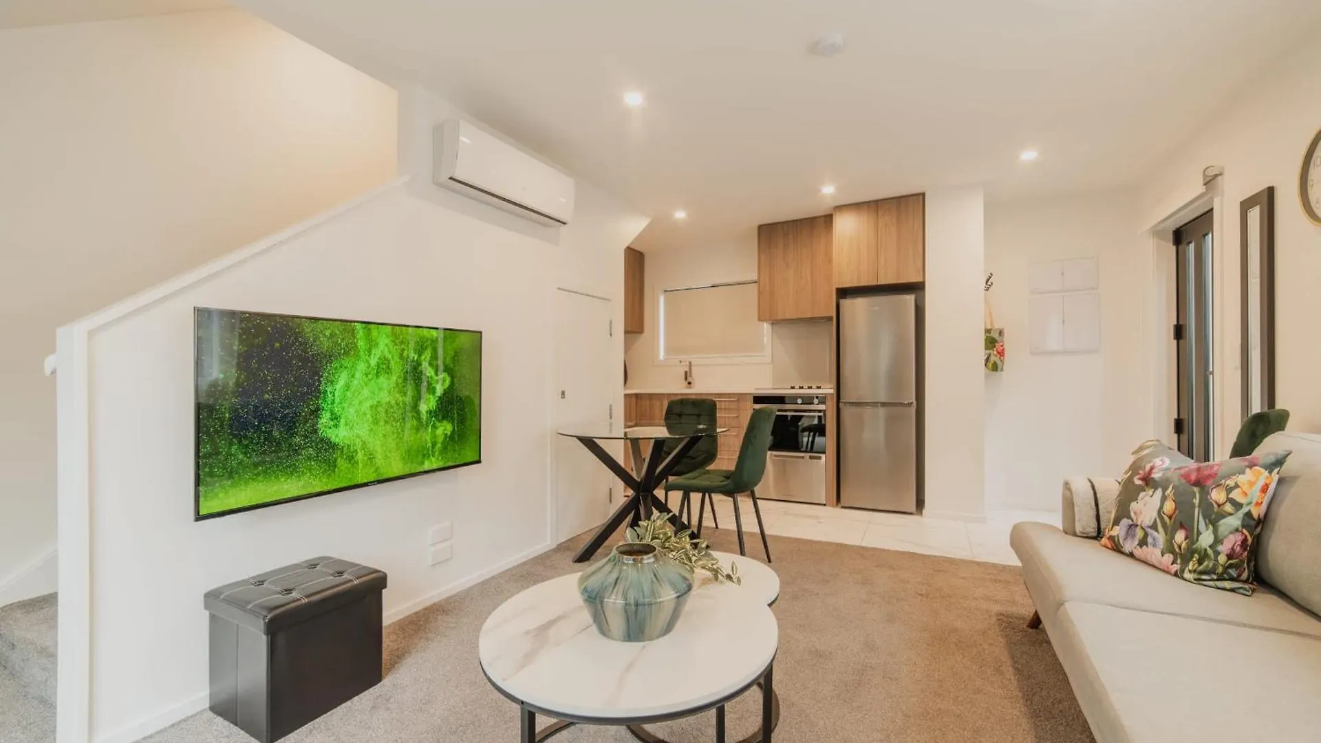Bright City Base - 1Bed Kitchen Outdoor Space Christchurch
